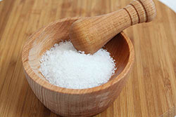 Assumere sale iodato non contrasta con la raccomandazione di condire con poco sale